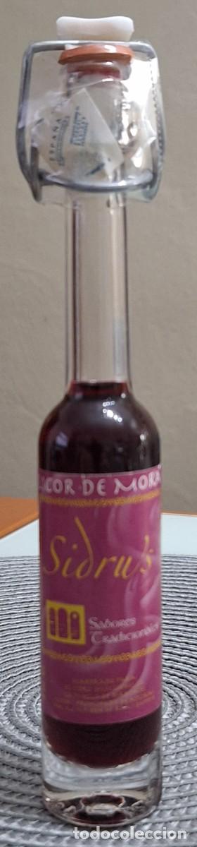 Coleccionismo de vinos y licores: BOTELL&Iacute;N PRECINTADO DE LICOR DE MORA SIDRU'S - 4 cl. - Medida: 19,5 cm. &middot; PESO: 176 GRAMOS