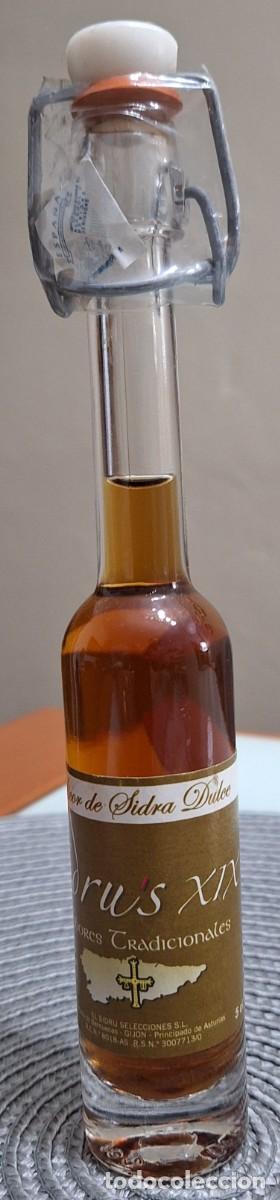 Coleccionismo de vinos y licores: BOTELL&Iacute;N PRECINTADO DE LICOR DE SIDRA DULCE SIDRU'S - 4 cl. - Medida: 19,5 cm. &middot; PESO: 176 GRAMOS