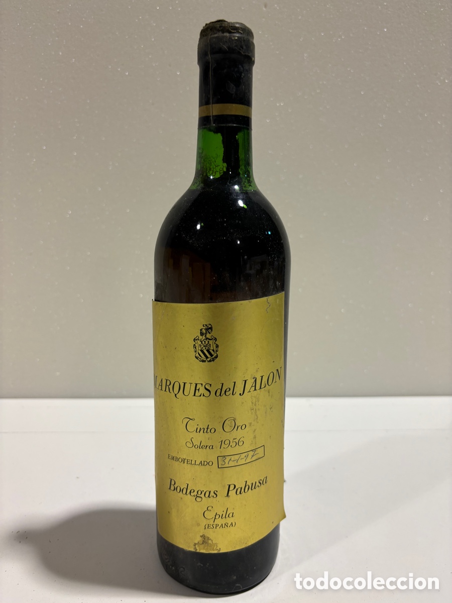 Collection of wines and liquors: Botella de vino marqu&eacute;s del jal&oacute;n. Tinto oro. Soler 1956.