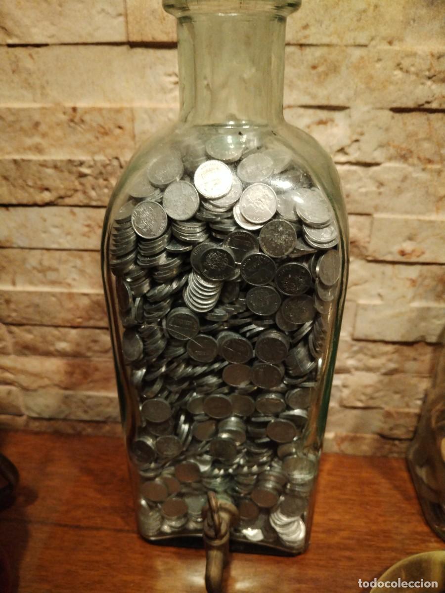 Coleccionismo de vinos y licores: Botella de cristal con grifo y unas 3.600 de las antiguas pesetas