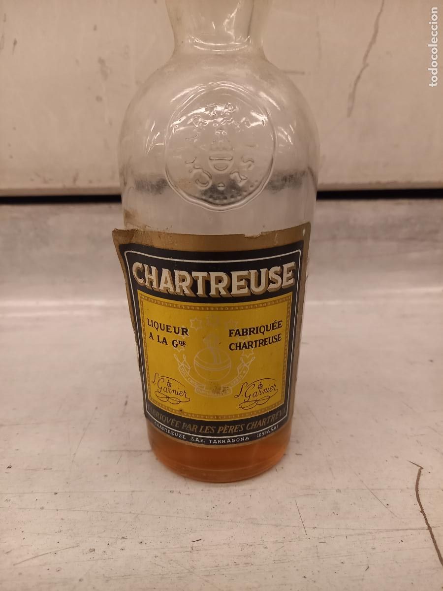 Coleccionismo de vinos y licores: Botella de chartreuse 1/2 litro - Foto 2