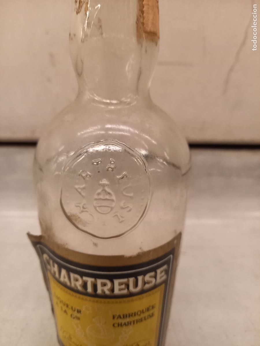 Coleccionismo de vinos y licores: Botella de chartreuse 1/2 litro - Foto 3