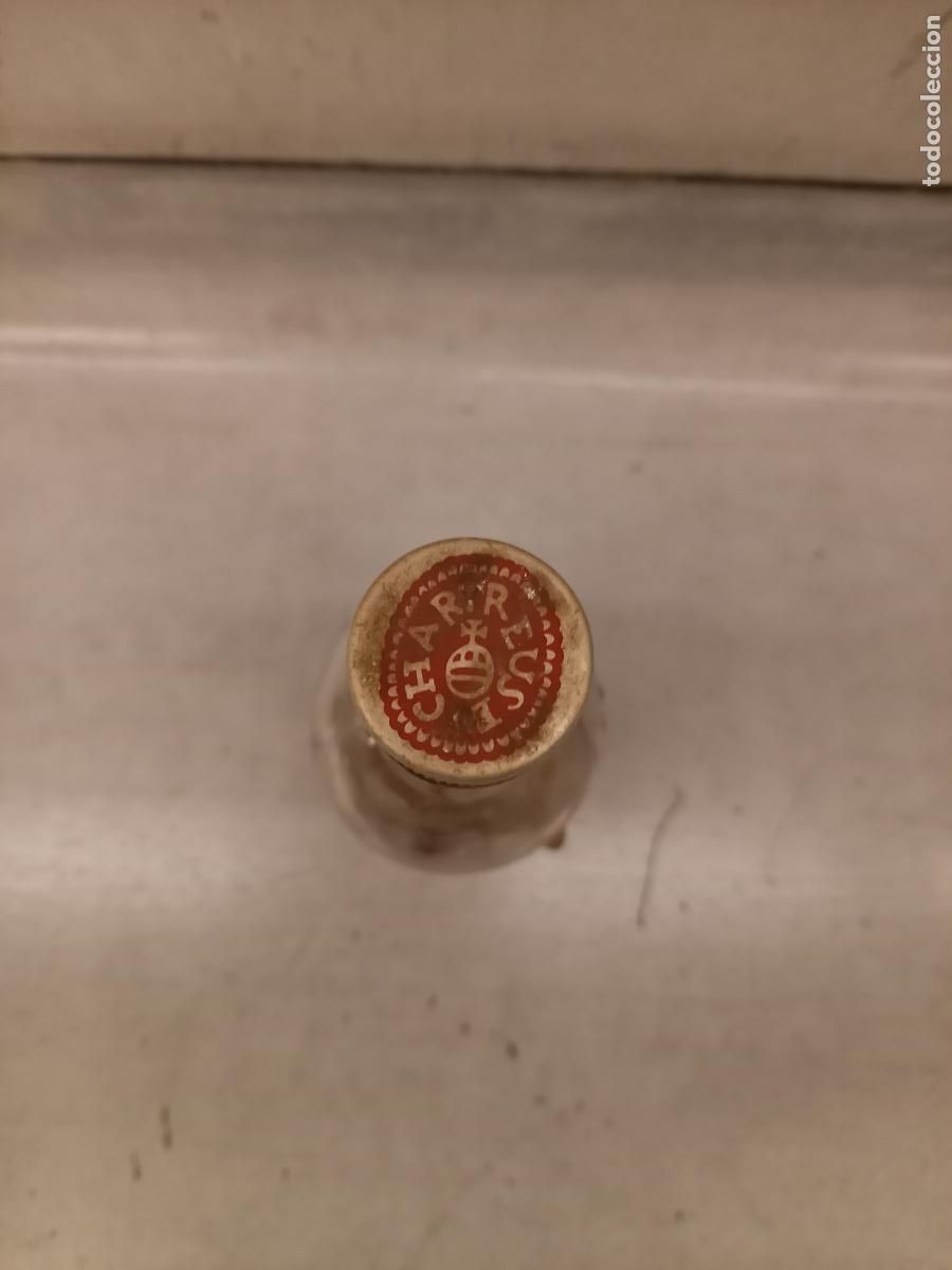 Coleccionismo de vinos y licores: Botella de chartreuse 1/2 litro - Foto 4