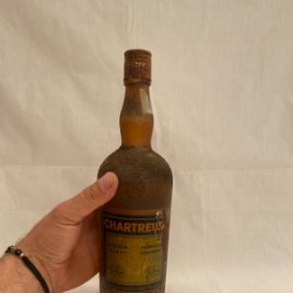 Antigua botella licor Chartreuse Tarragona,llena!
