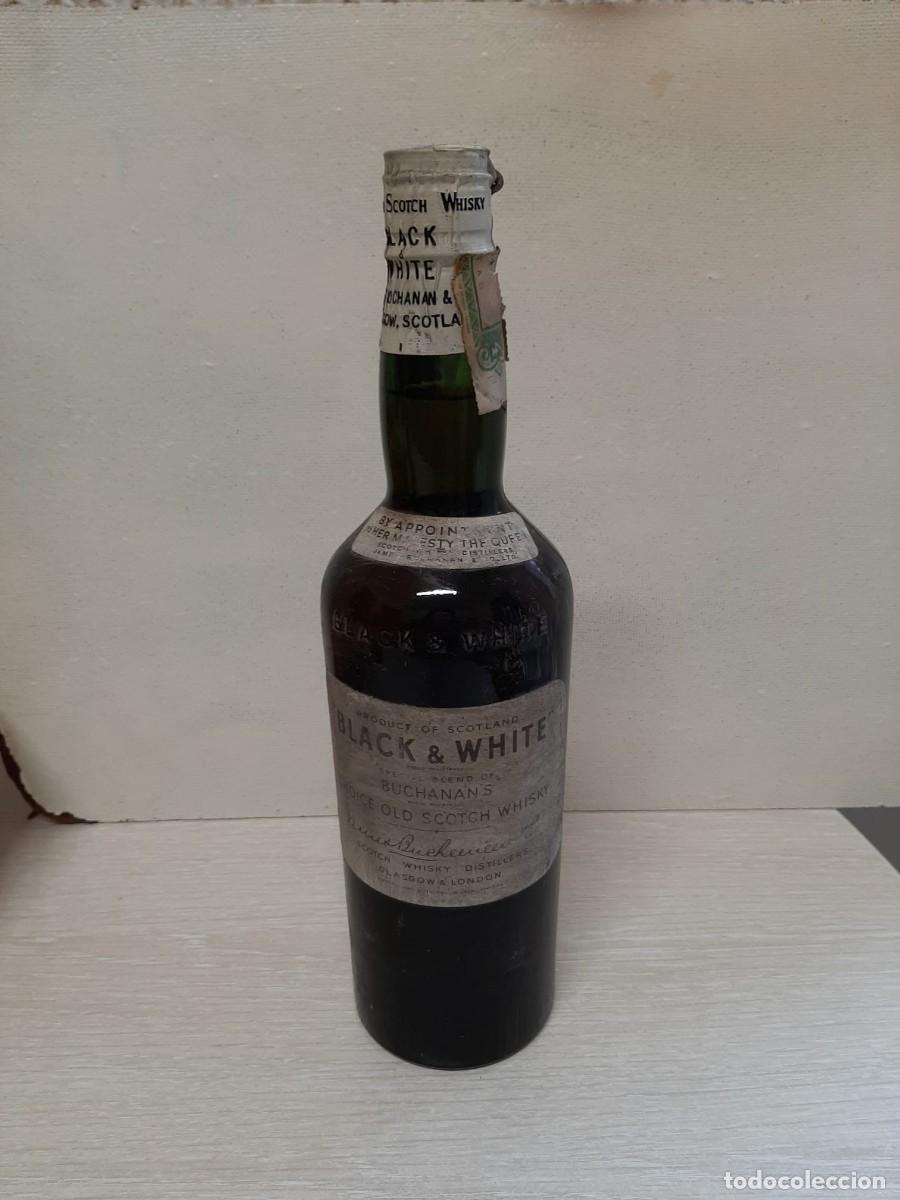 Coleccionismo de vinos y licores: botella de whisky Black and White bastante antigua