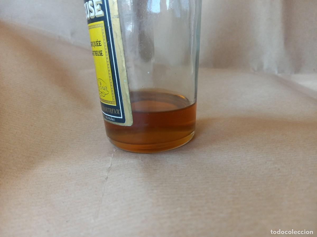 Coleccionismo de vinos y licores: Botella de chartreuse 1/2 litro - Foto 6