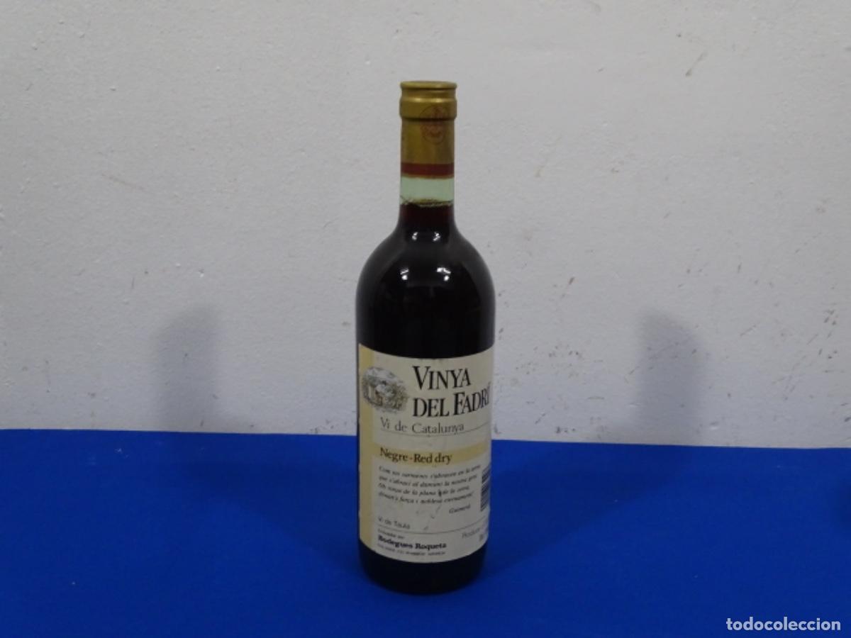 Coleccionismo de vinos y licores: ANTIGUA BOTELLA VINO VINYA DEL FADRI. BODEGAS ROQUETA MANRESA.