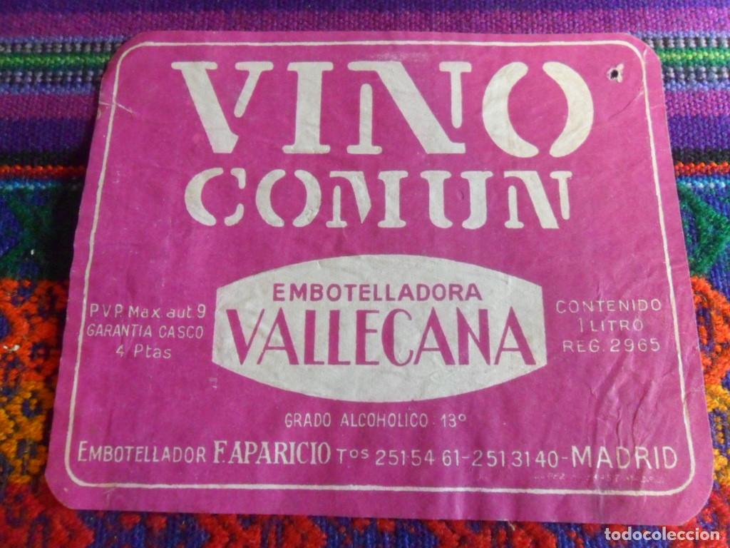 Coleccionismo de vinos y licores: ETIQUETA VINO COM&Uacute;N EMBOTELLADORA VALLECANA DE VALLECAS MADRID 1 LITRO 4 PTS A&Ntilde;OS 60 RARA CON REGALO