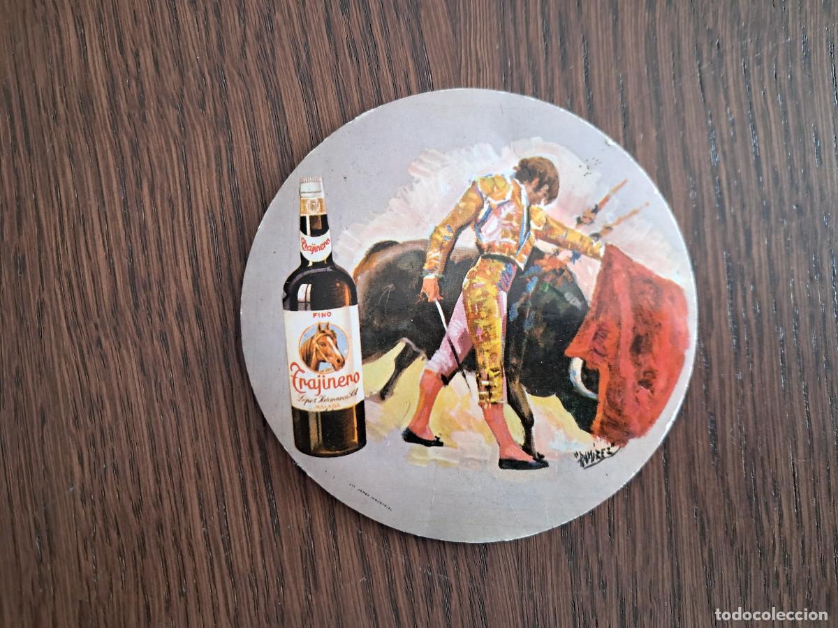 Coleccionismo de vinos y licores: posavasos de publicidad, Jerez Fino Trajinero, L&oacute;pez Hermanos, con imagen de toro y torero.