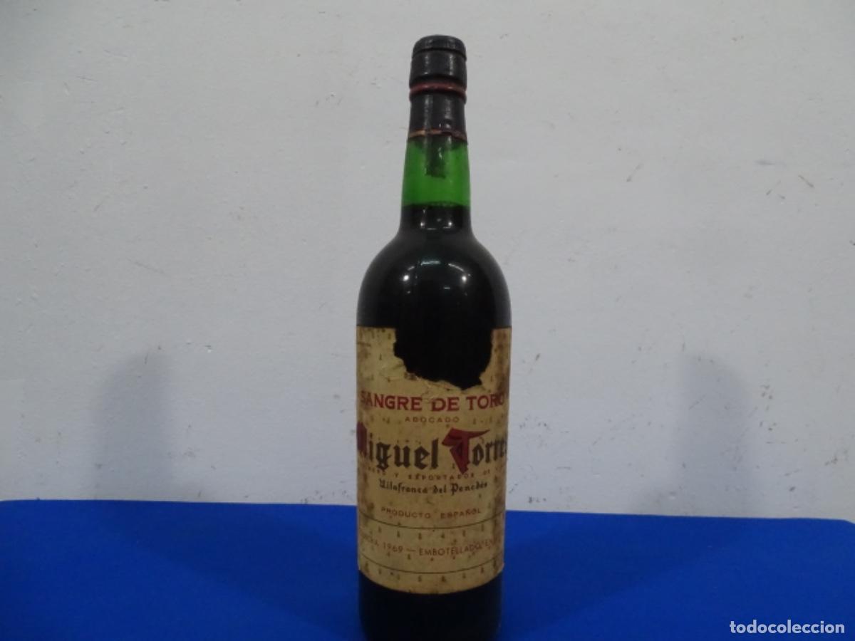 Collectionnisme de vins et liqueurs: VINO SANGRE TORO ABOCADO PENEDES 1969