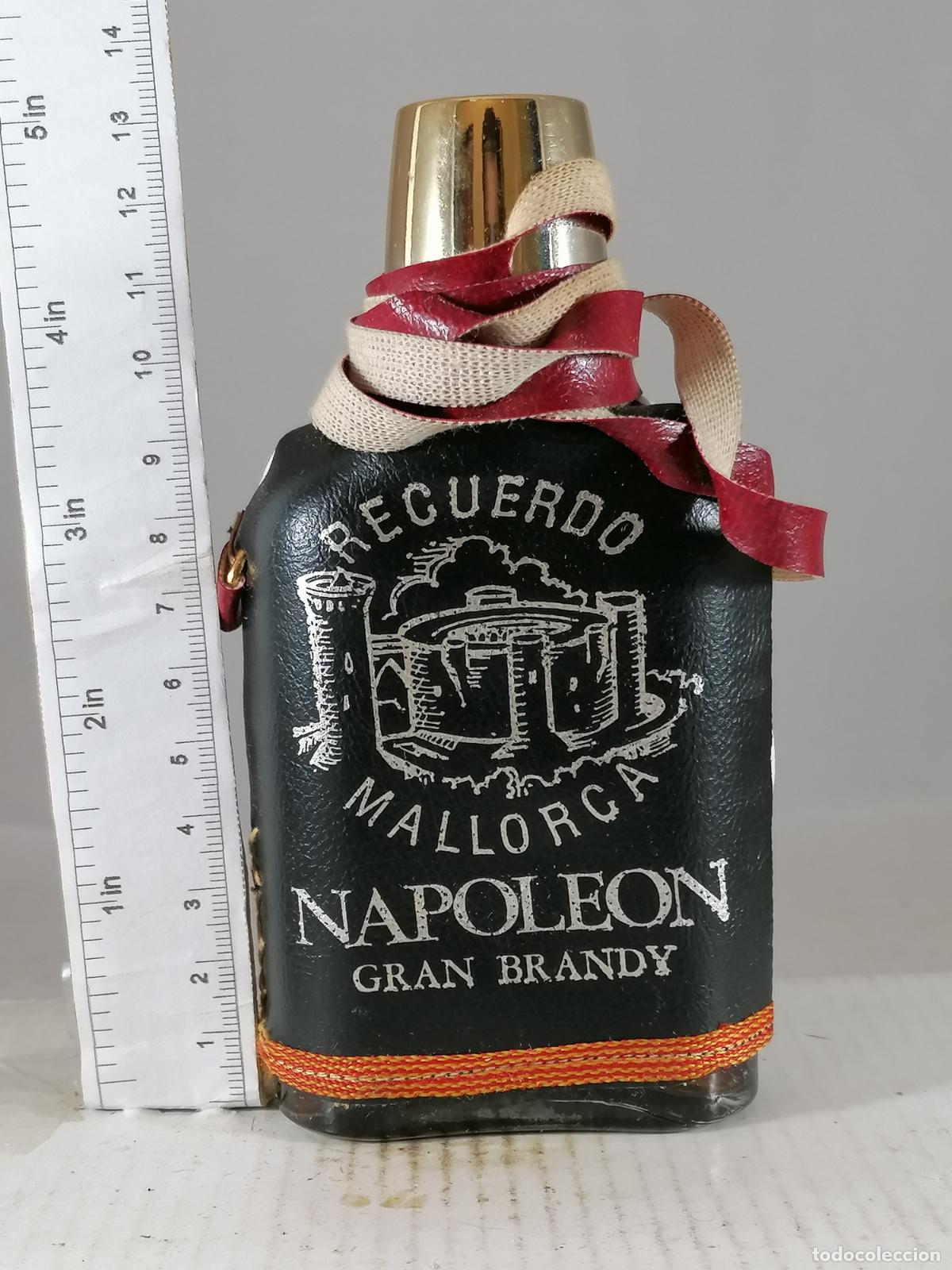 Coleccionismo de vinos y licores: BOTELLITA BOTELLIN NAPOLEON GRAN BRANDY BARTOLOME CA&Ntilde;ELLAS RECUERDO DE MALLORCA FORRADA CANTIMPLORA