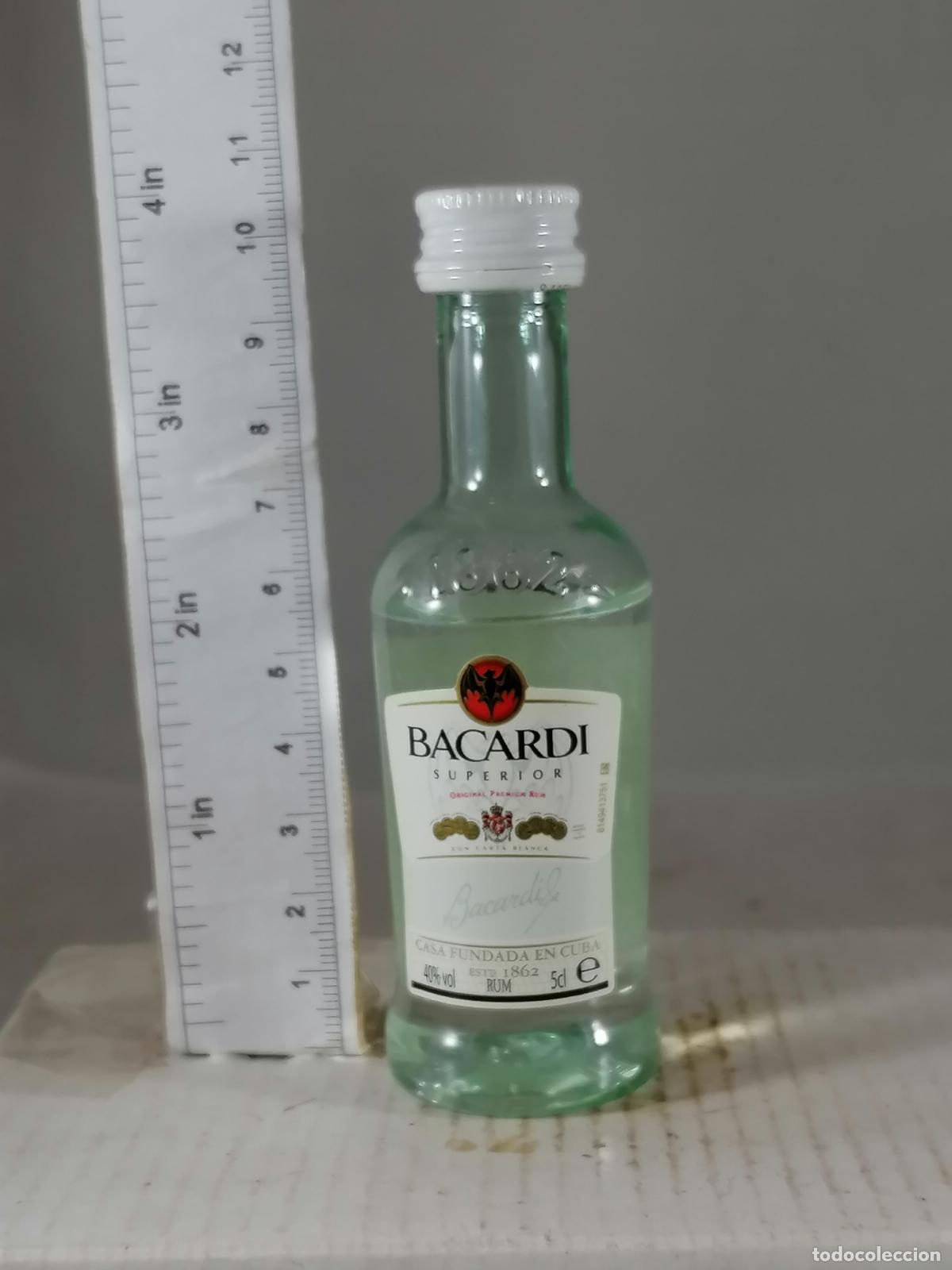 Sammlung von Weinen und Lik&ouml;ren: BOTELLITA BOTELLIN RON BACARDI SUPERIOR CARTA BLANCA MARTINI SUIZA HOLANDA