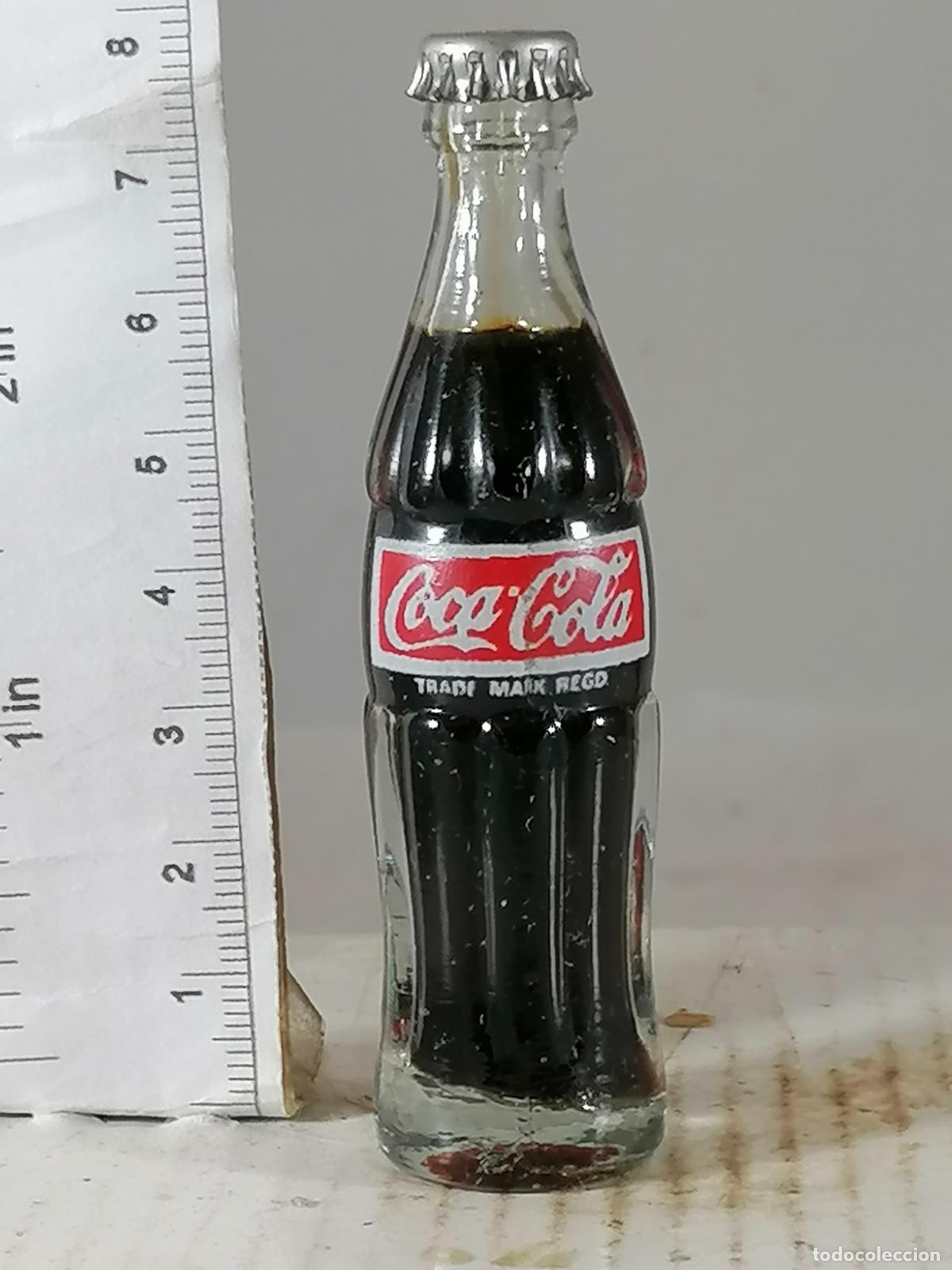 Sammlung von Weinen und Lik&ouml;ren: BOTELLITA BOTELLIN COCA COLA ASIA PAISES MINIATURA TAPON CORONA