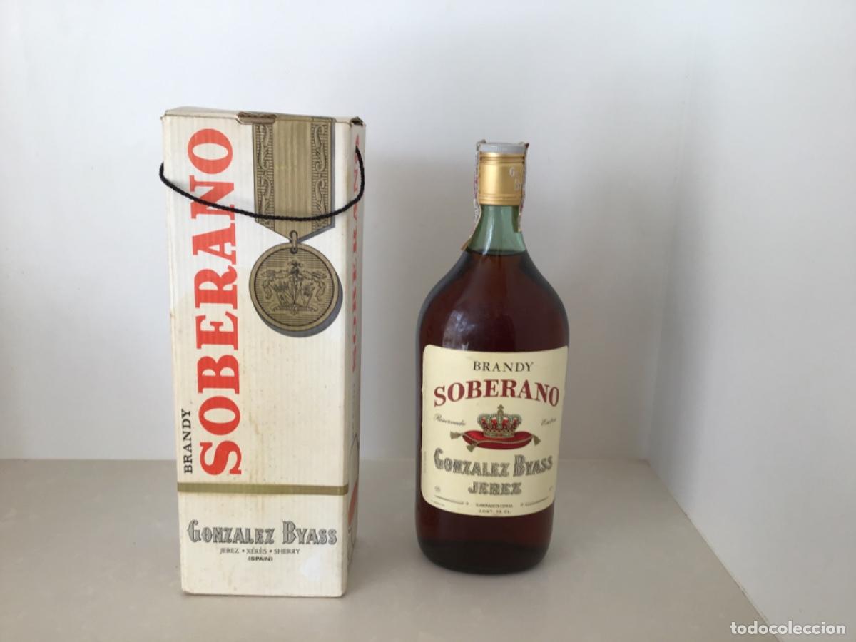 Coleccionismo de vinos y licores: Botella Brandy Soberano con caja - Foto 1