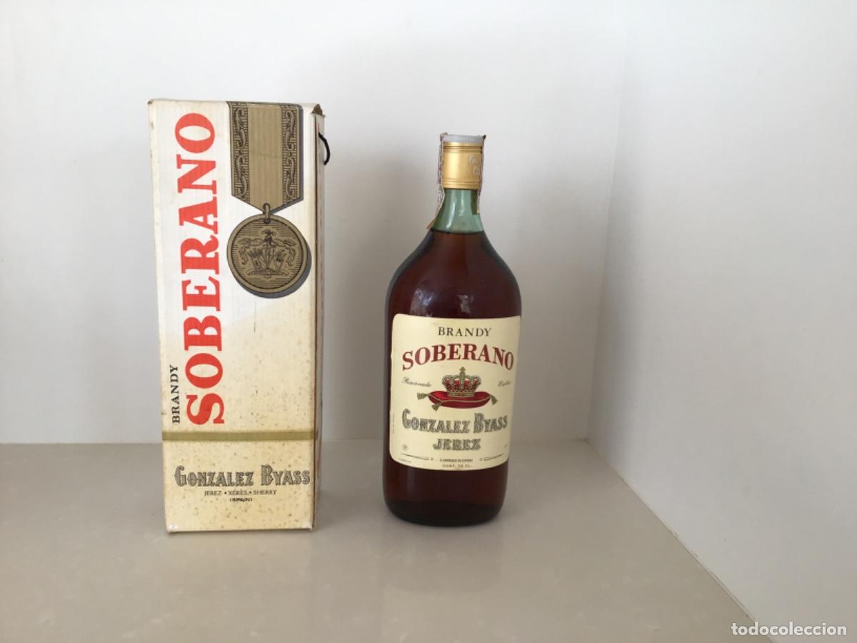 Coleccionismo de vinos y licores: Botella Brandy Soberano con caja - Foto 2