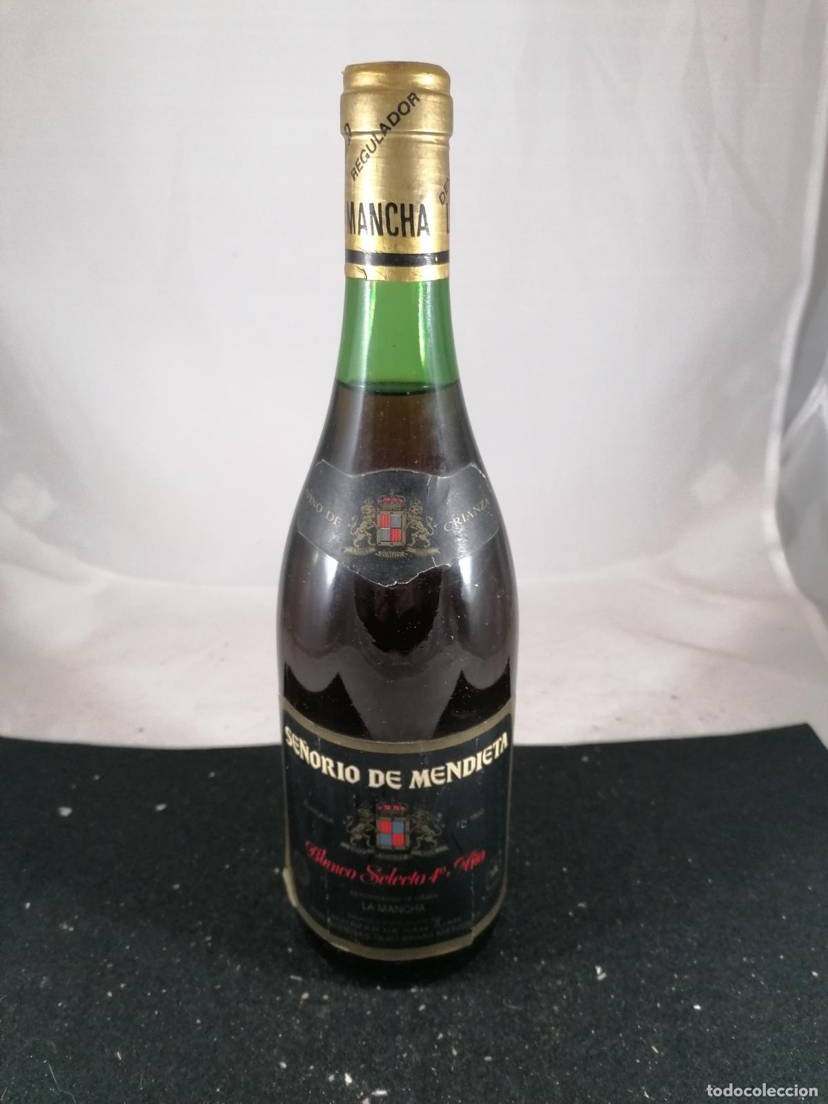 Sammlung von Weinen und Lik&ouml;ren: BOTELLA VINO BLANCO SE&Ntilde;ORIO DE MENDIETA 4&ordm; A&Ntilde;O BODEGAS GUILERMO MENDIETA ALCAZAR DE SAN JUAN