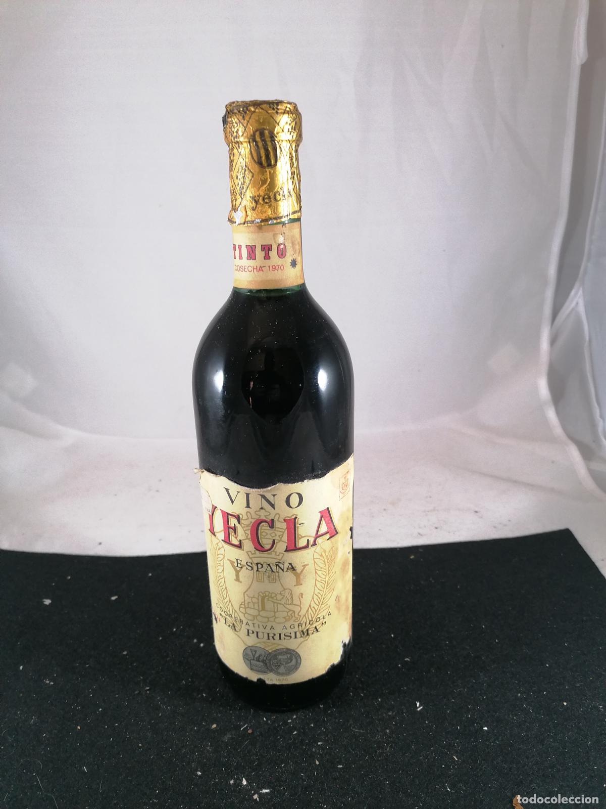 Collection of wines and liquors: BOTELLA VINO TINTO 1970 COOPERATIVA LA PURISIMA YECLA