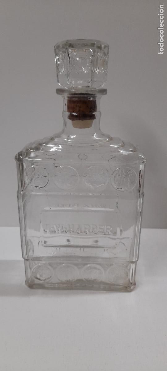 Coleccionismo de vinos y licores: ANTIGUA BOTELLA DE WHISKY I. W. HARPER . REALIZADA EN CRISTAL . NUMERADA . MUY BONITA VER DETALLES