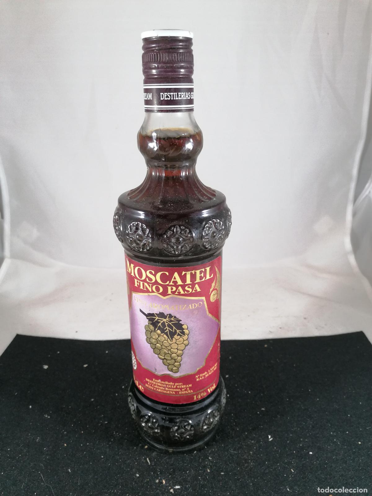 Collection of wines and liquors: BOTELLA VINO MOSCATEL FINO PASA DESTILERIAS GULF STREAM CARTAGENA