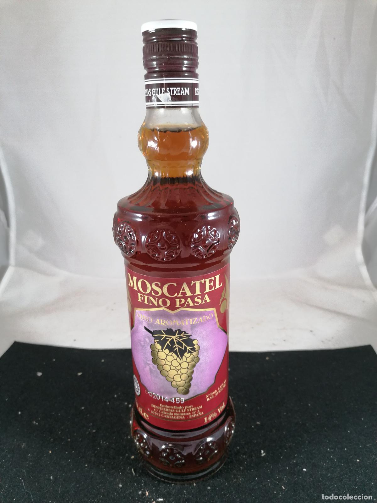 Collection of wines and liquors: BOTELLA VINO MOSCATEL FINO PASA DESTILERIAS GULF STREAM CARTAGENA