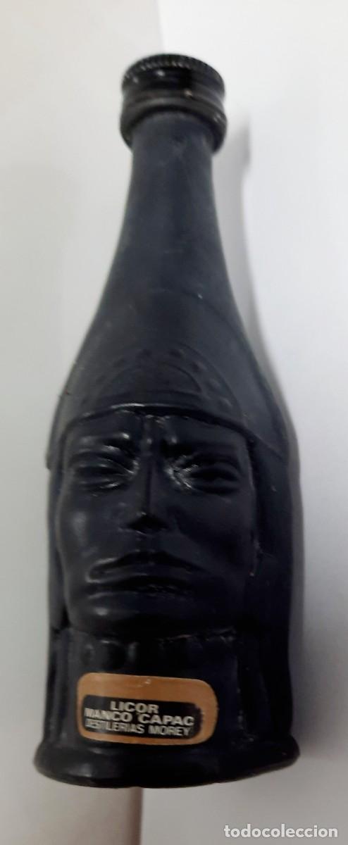 Coleccionismo de vinos y licores: BOTELLIN MINIATURA LICOR - DESTILERIAS MOREY - SELLO DE 50 CTS - FORMA CABEZA NEGRA - 12 CM
