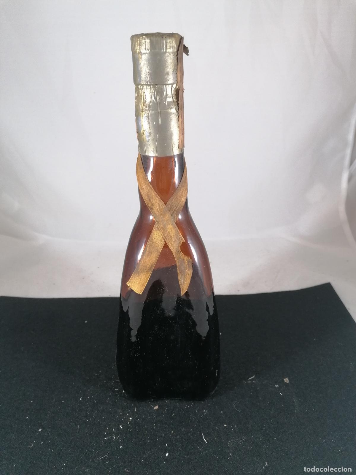 Collection of wines and liquors: BOTELLA LICOR SIN ETIQUETA