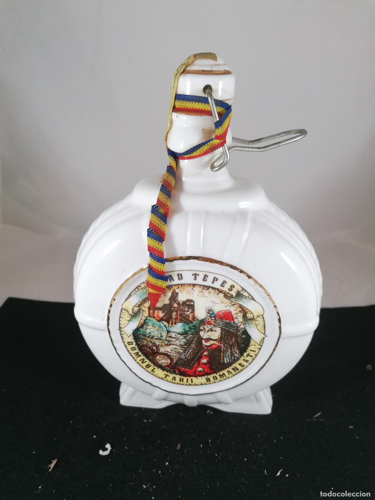 Sammlung von Weinen und Lik&ouml;ren: BOTELLA LICOR TUICA RUMANIA PORCELANA 1 L