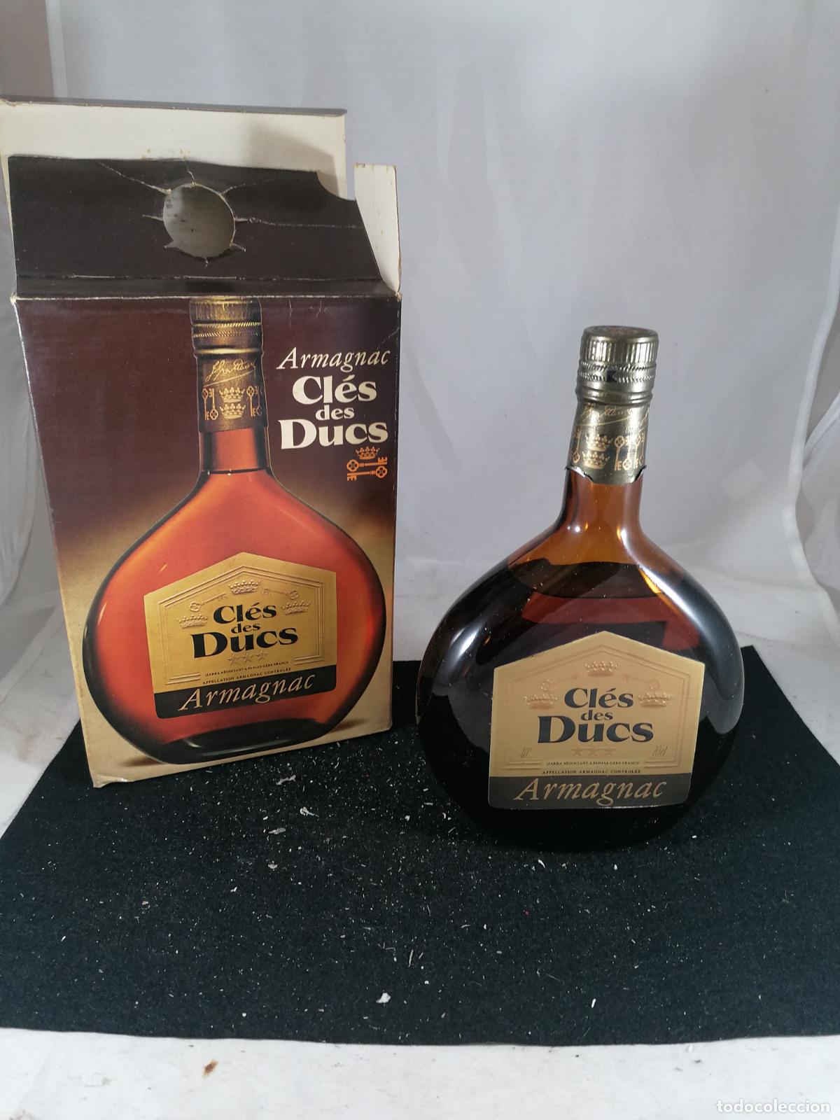 Collection of wines and liquors: BOTELLA + CAJA ARMAGNAC CLES DES DUCS IZARRA NEGOCIANT GERS FRANCIA
