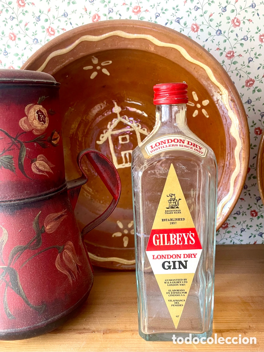 Collection of wines and liquors: Botella Ginebra GILBEY&rsquo;S vacia