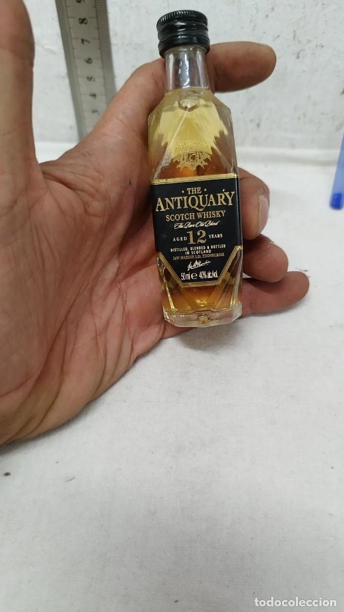 Coleccionismo de vinos y licores: Peque&ntilde;a botella de Whisky,Antiquary 12 a&ntilde;os de 50ml.