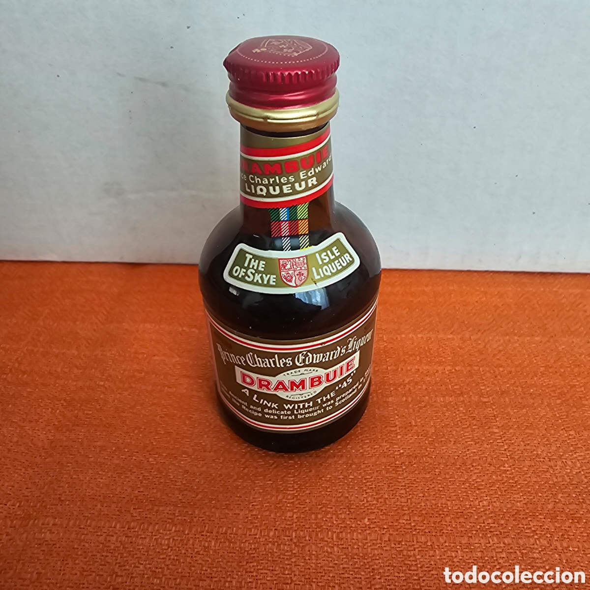 Coleccionismo de vinos y licores: BOTELLIN DE LICOR DRAMBUIE. PRINCIPE CHARLES EDWAR&acute;S LIQUEUR. CERRADA
