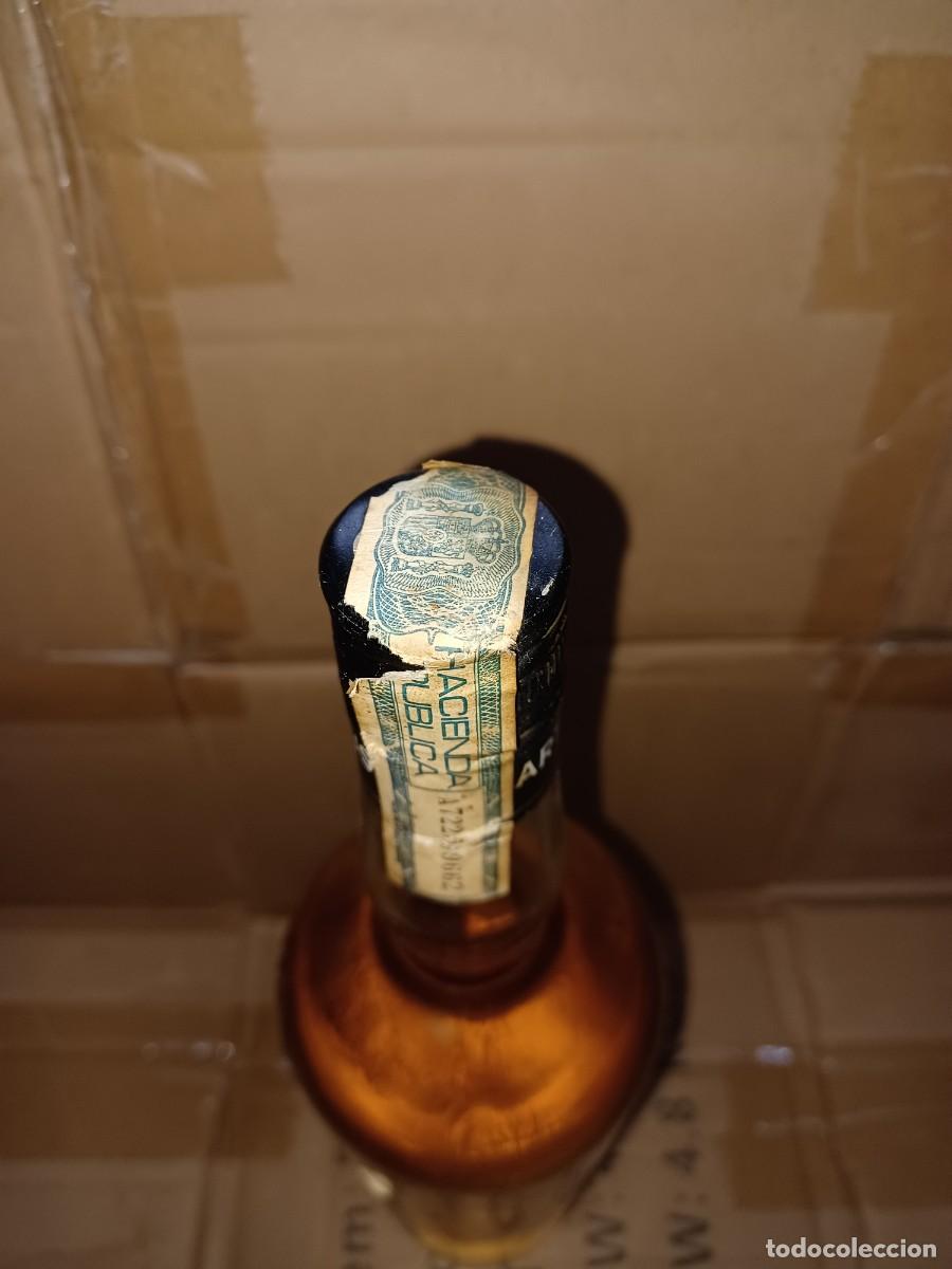 Coleccionismo de vinos y licores: Botella Chartreuse amarillo - Foto 5
