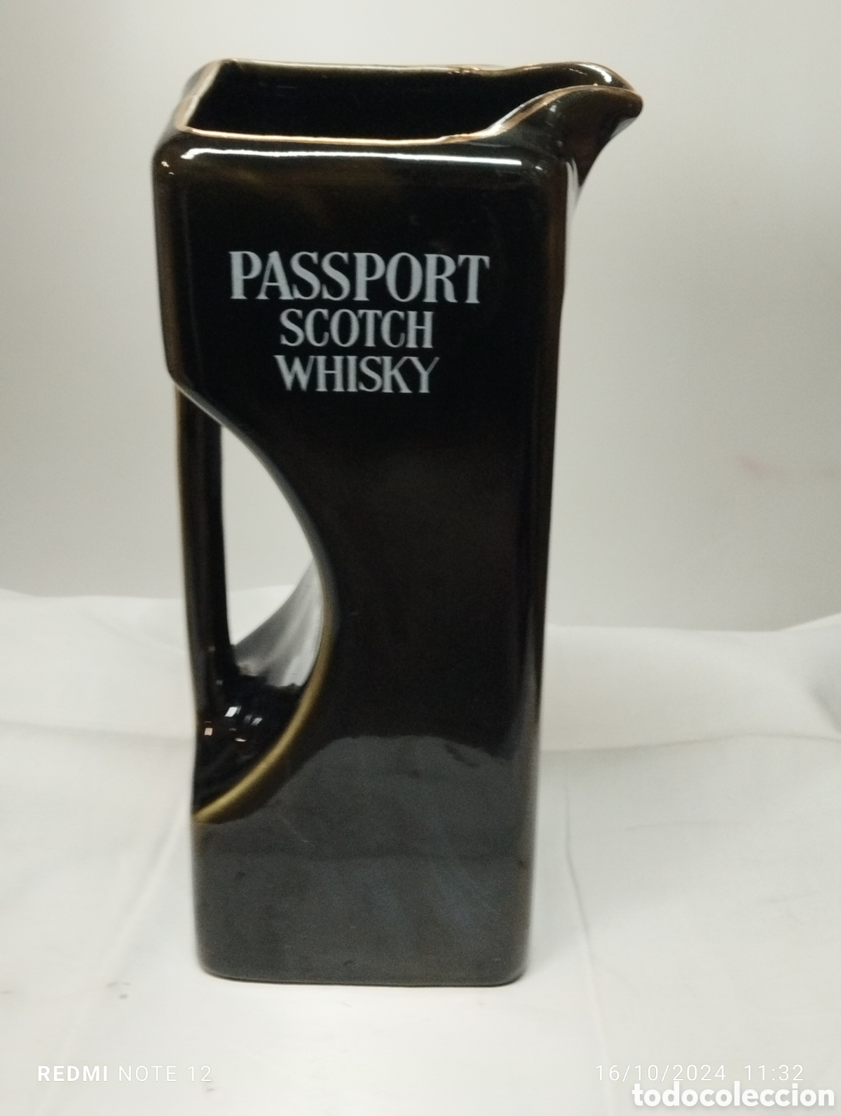 Coleccionismo de vinos y licores: Jarra de cer&aacute;mica de whisky Passport