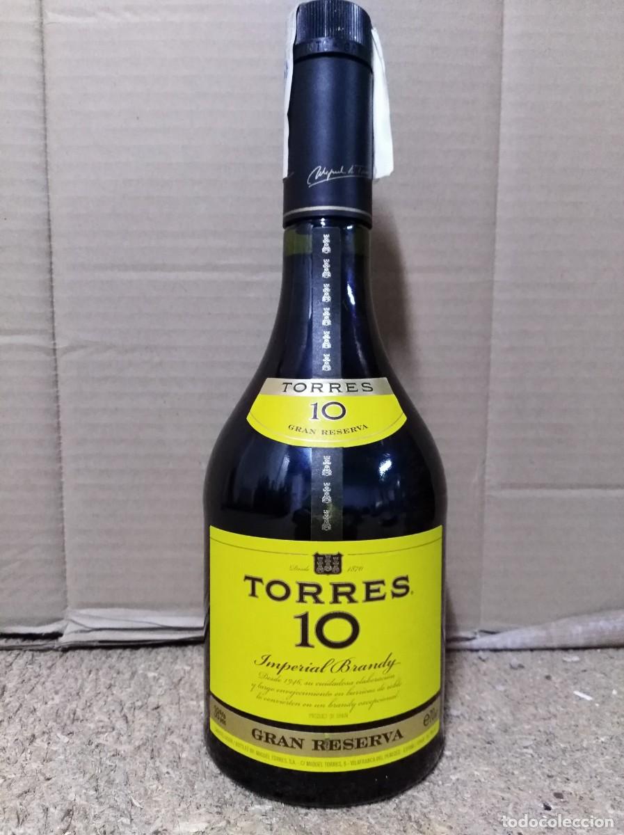 Coleccionismo de vinos y licores: Botella Brandy antigua Torres 10 Gran Reserva