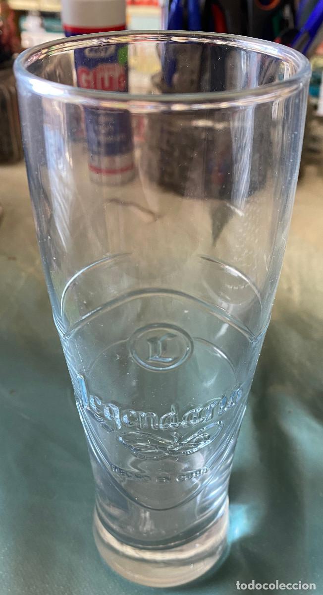 Coleccionismo de vinos y licores: Vaso de ron Legendario. Antiguo. Con serigraf&iacute;a en relieve. De cristal. 25 cl. Buen estado.