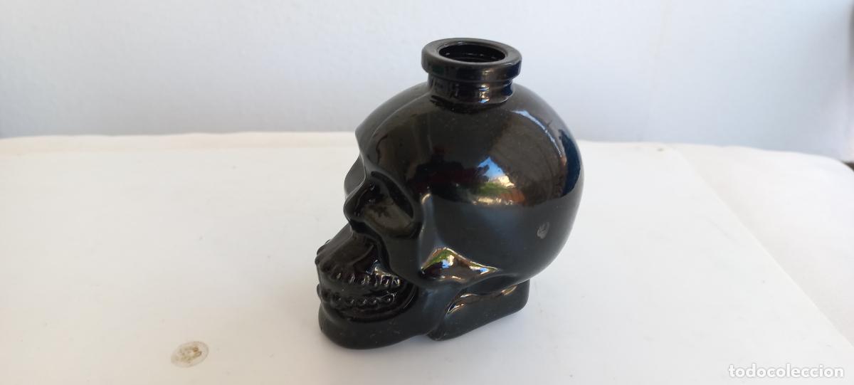 Coleccionismo de vinos y licores: Botella de cristal con forma craneo, calavera.
