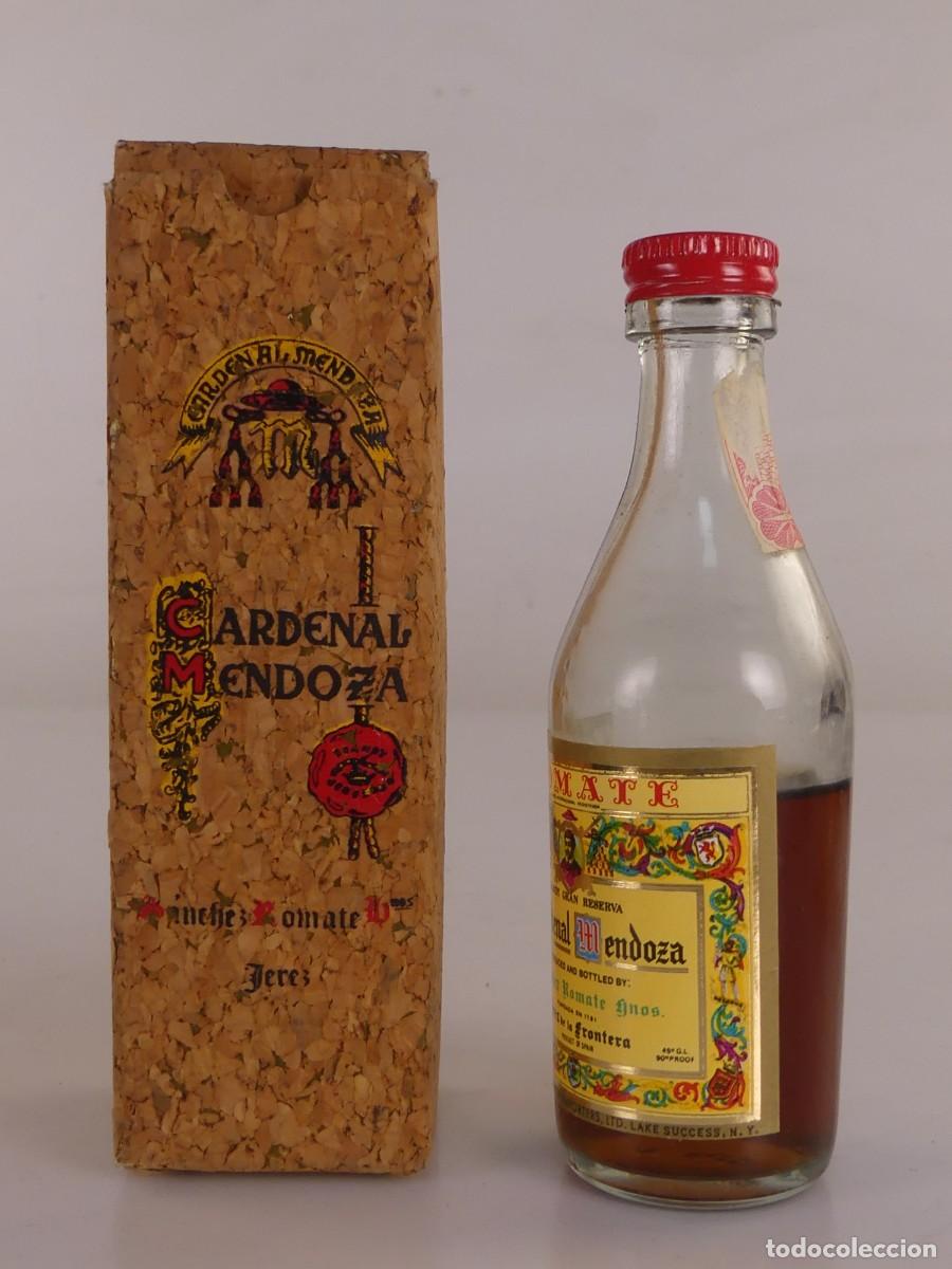 Coleccionismo de vinos y licores: BOTELLIN DE 50 ML. DE BRANDY CARDENAL MENDOZA CON CAJA DE CORCHO