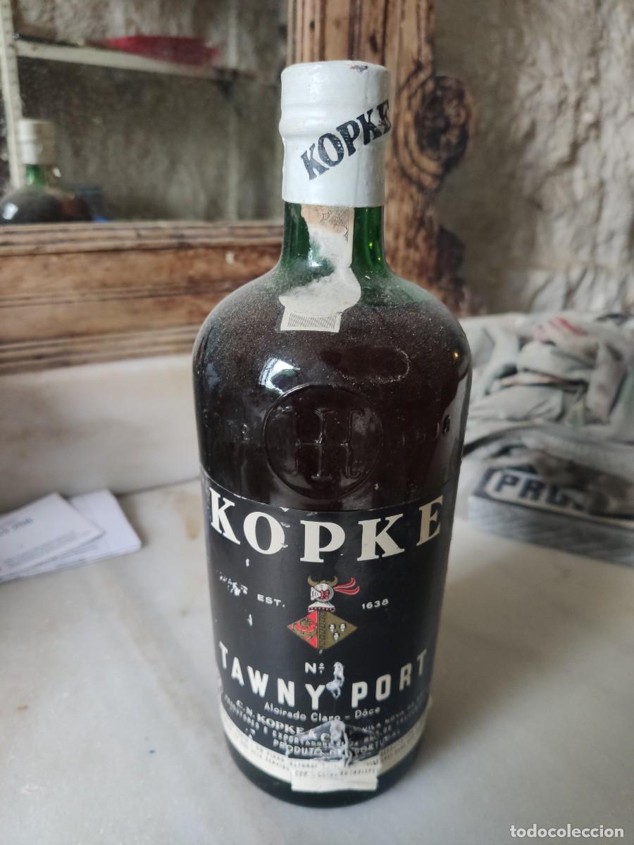 Collection of wines and liquors: Antigua botella vino kopke sin abrir