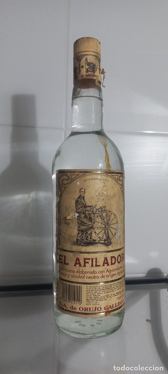 Coleccionismo de vinos y licores: BOTELLA ANTIGUA ORUJO GALLEGO EL AFILADOR