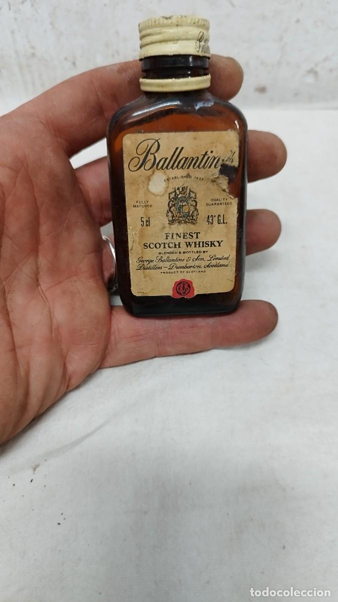 Coleccionismo de vinos y licores: Antigua peque&ntilde;a botella de Ballantines, whisky.Vacia.