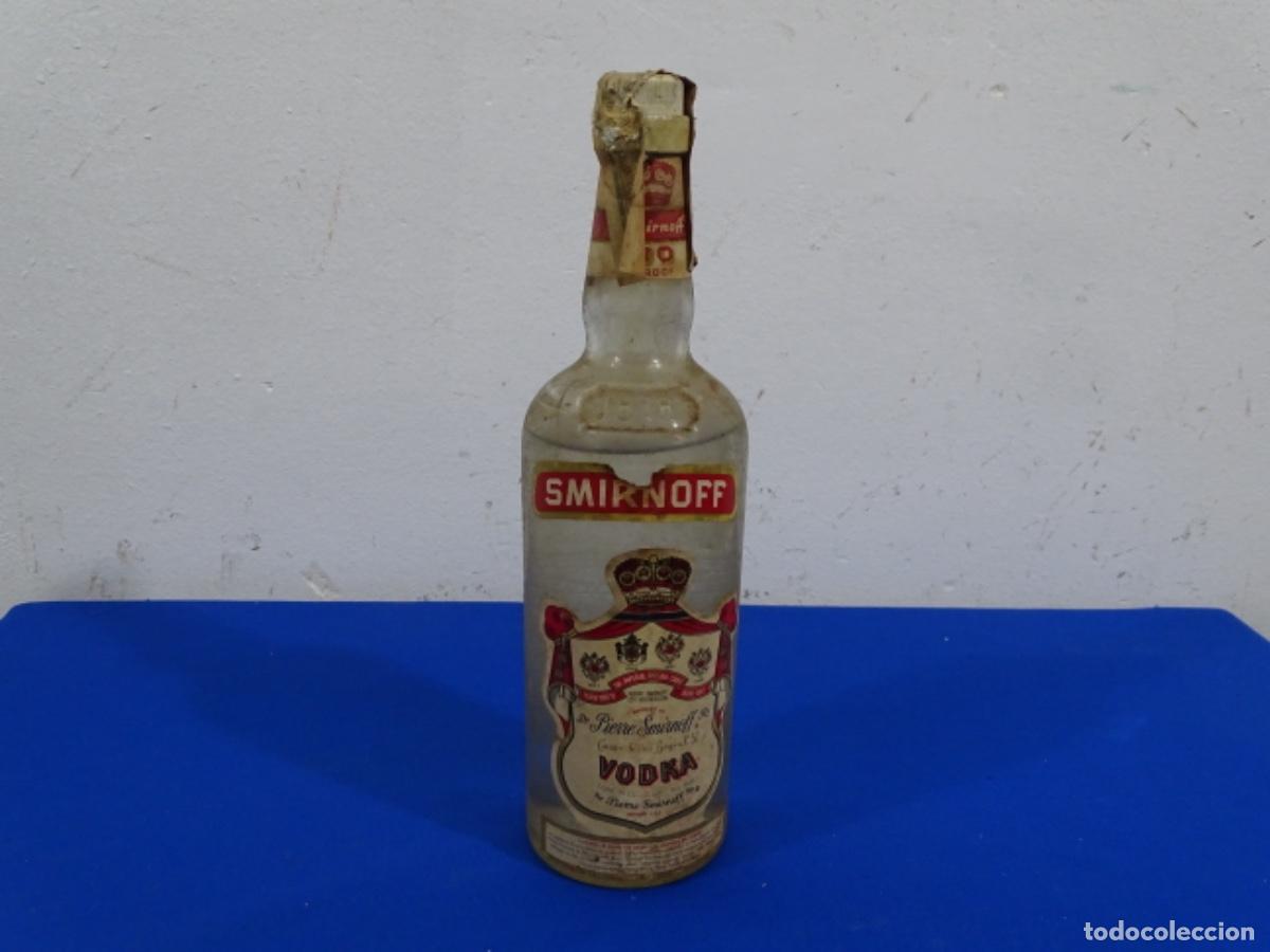 Coleccionismo de vinos y licores: ANTIGUO VODCA SMIRNOFF 1818. 1 LITRO. SELLO 8 PESETAS.