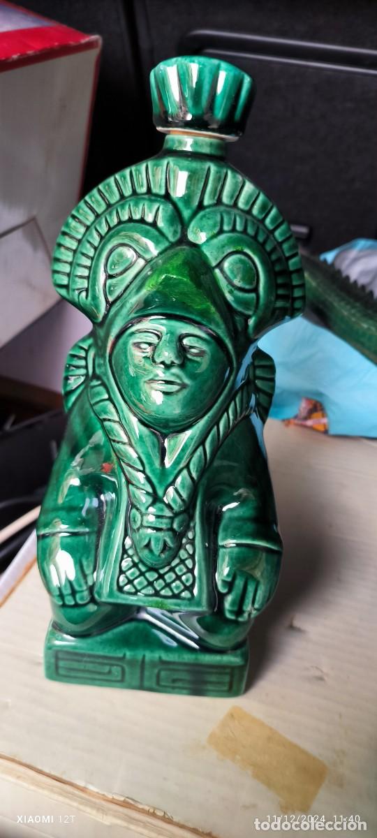 Coleccionismo de vinos y licores: Botella de licor con figura de cer&aacute;mica vintage, botella de whisky azteca de cer&aacute;mica verde vintage