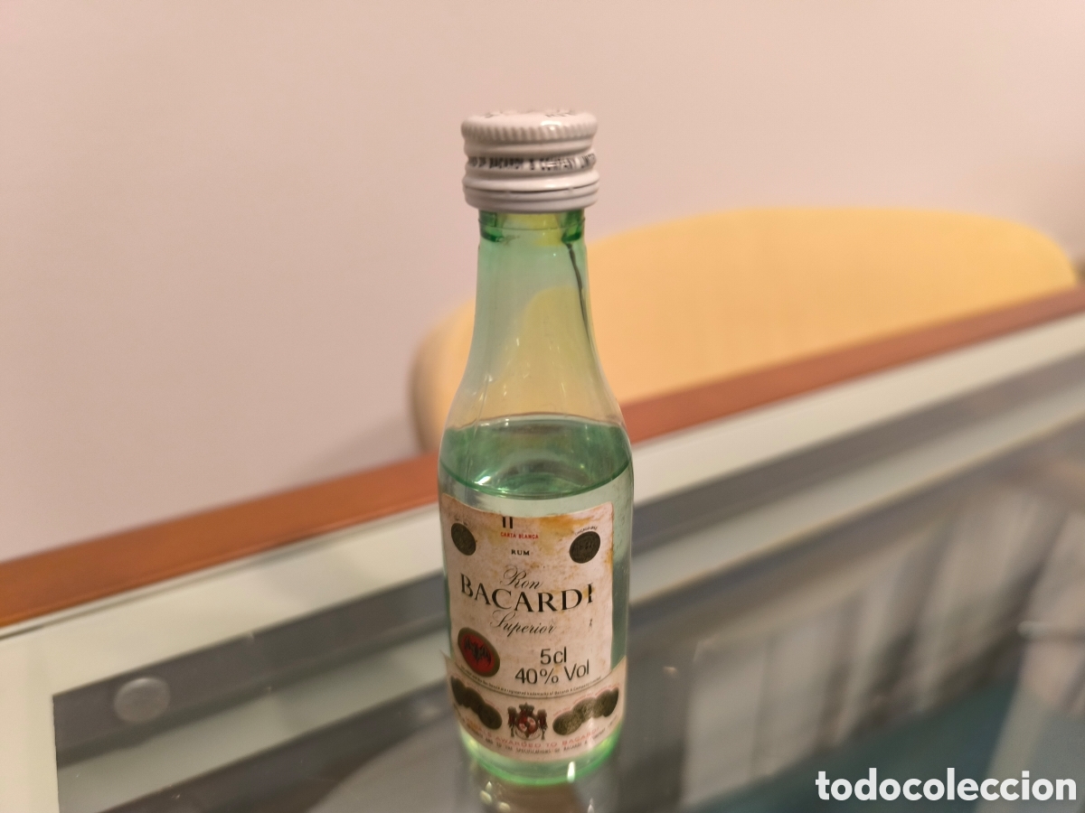 Collection of wines and liquors: Mini botella botell&iacute;n de Bacardi, ojo botella de plastico
