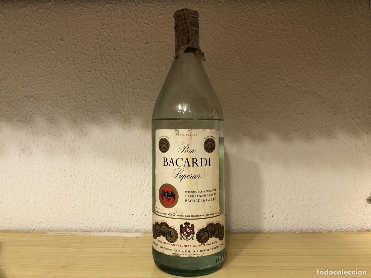 Colecionismo de vinhos e licores: ANTIGUA BOTELLA LICOR RON BACARDI SUPERIOR CARTA BLANCA. IMPUESTO 4 PESETAS.