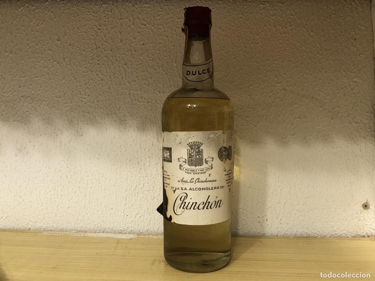 Colecionismo de vinhos e licores: Antigua botella Anis La Chinchonesa de la S.A. Alcoholera de Chinchón Dulce. Impuesto 80 céntimos.