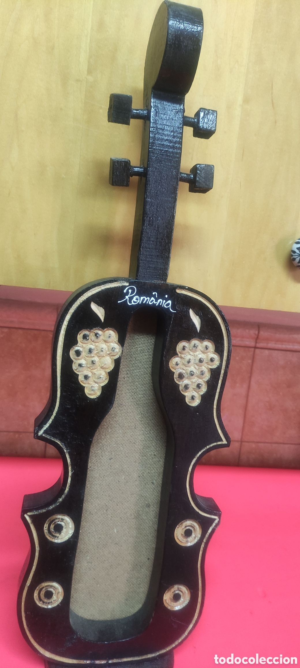 Coleccionismo de vinos y licores: Expositor de botella con forma de guitarra - Foto 2