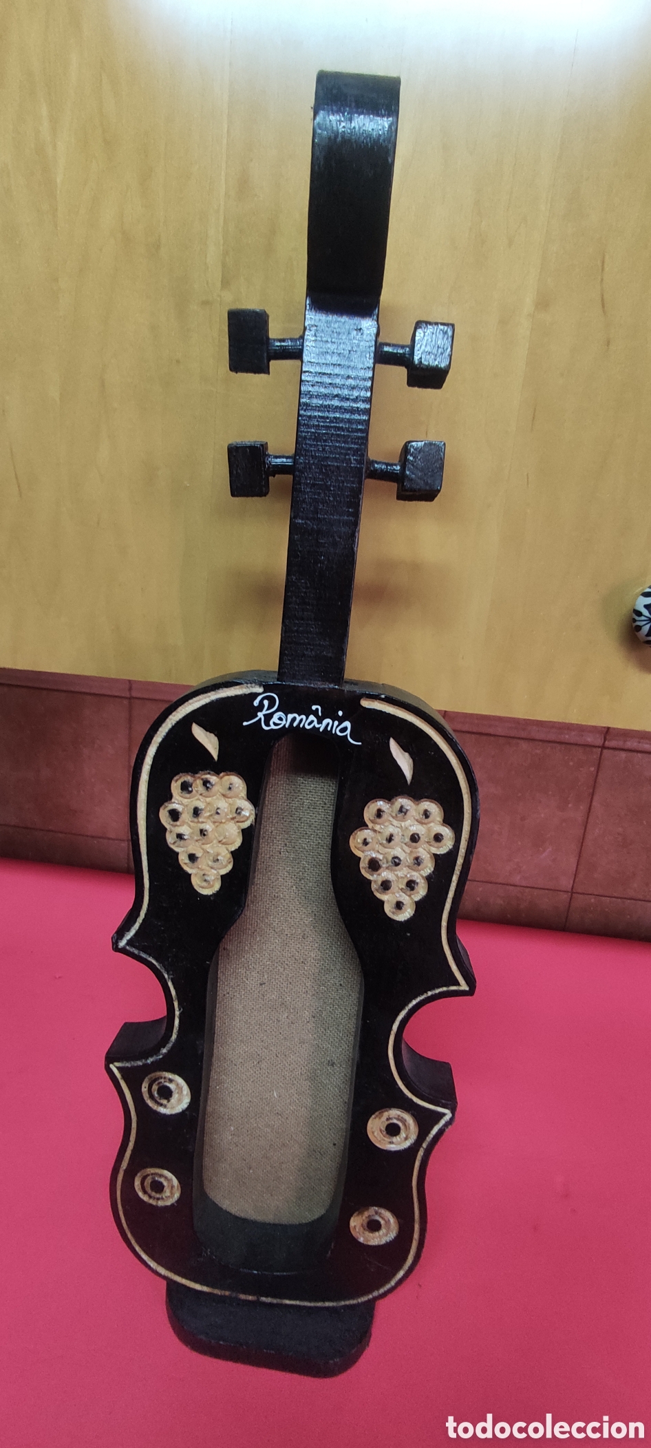 Coleccionismo de vinos y licores: Expositor de botella con forma de guitarra - Foto 3