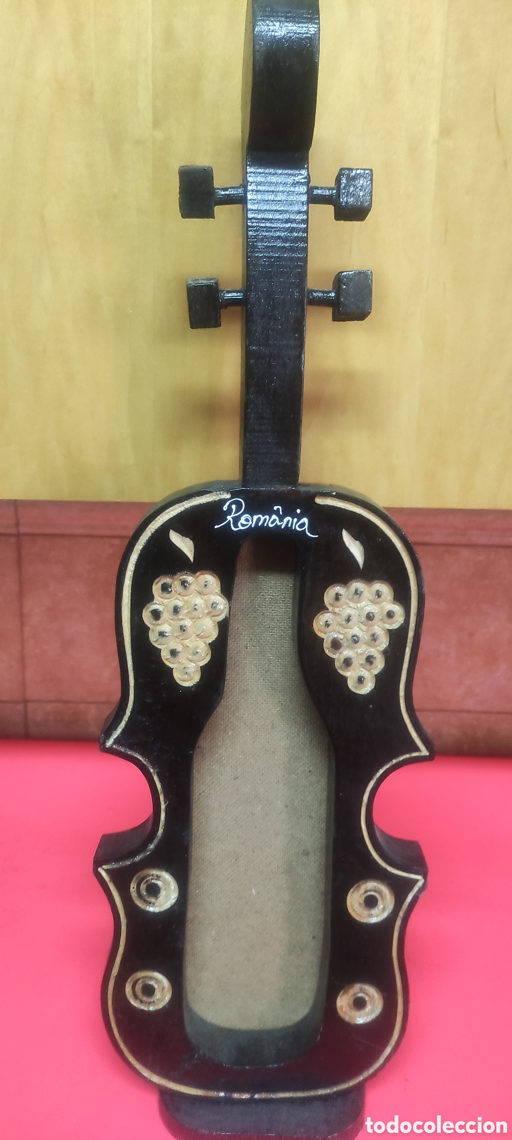 Coleccionismo de vinos y licores: Expositor de botella con forma de guitarra - Foto 1
