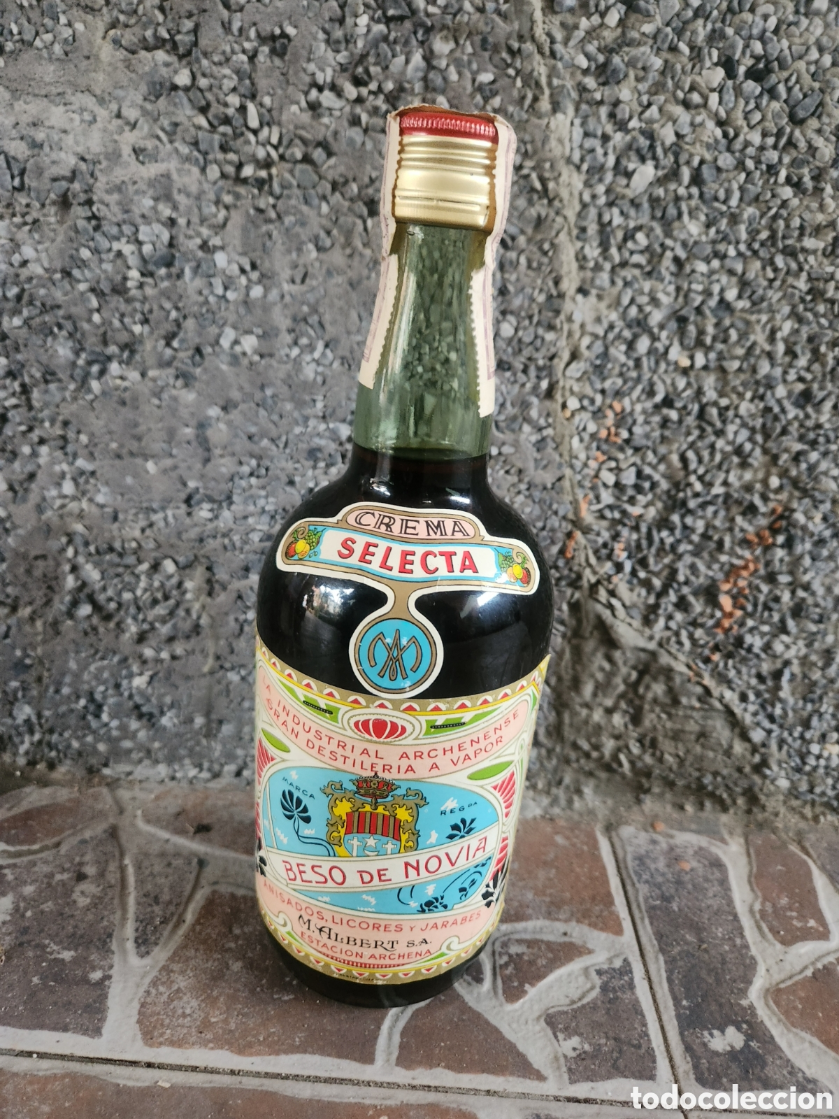 Sammlung von Weinen und Lik&ouml;ren: Botella de licor beso de novia