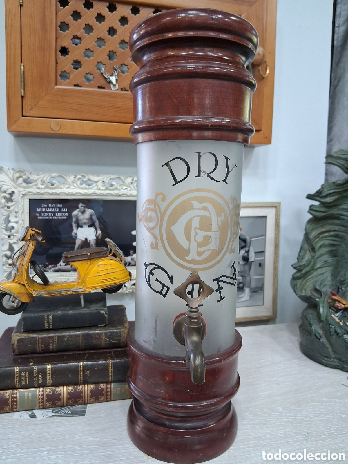Coleccionismo de vinos y licores: Botella dispensadora de ginebra con grifo